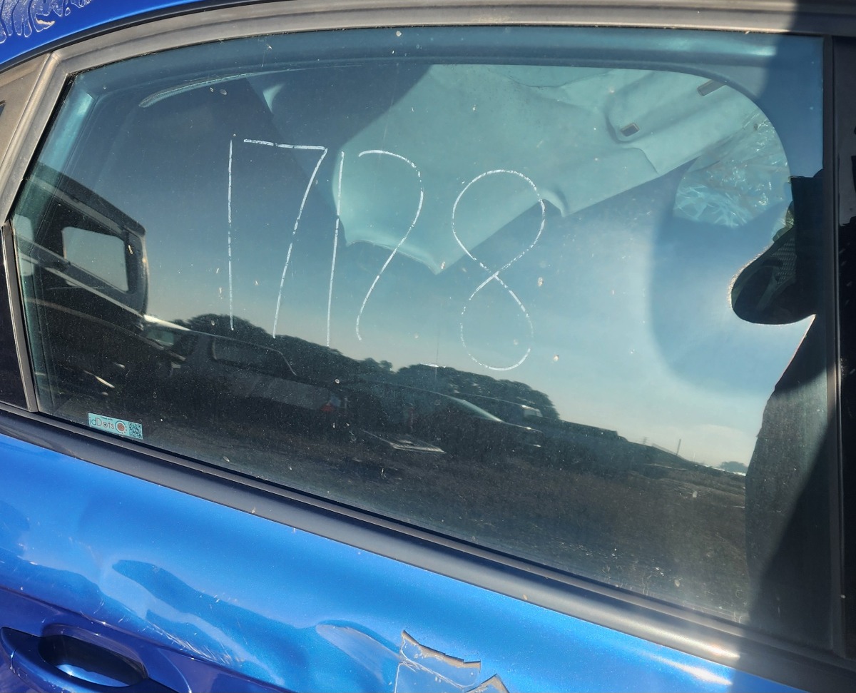 A4 B8 RIGHT REAR DOOR GLASS