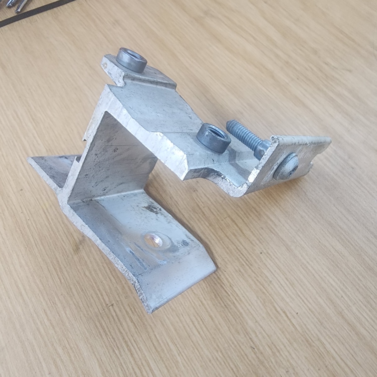 F22 FRONT LEFT RADIATOR MOUNT