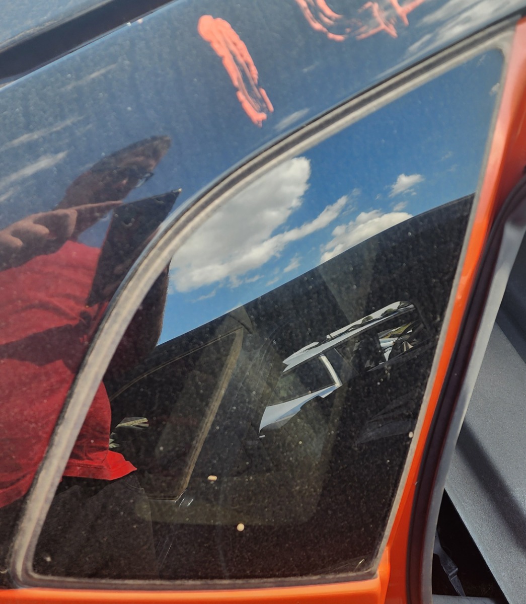 CAPTUR RIGHT REAR BODY GLASS