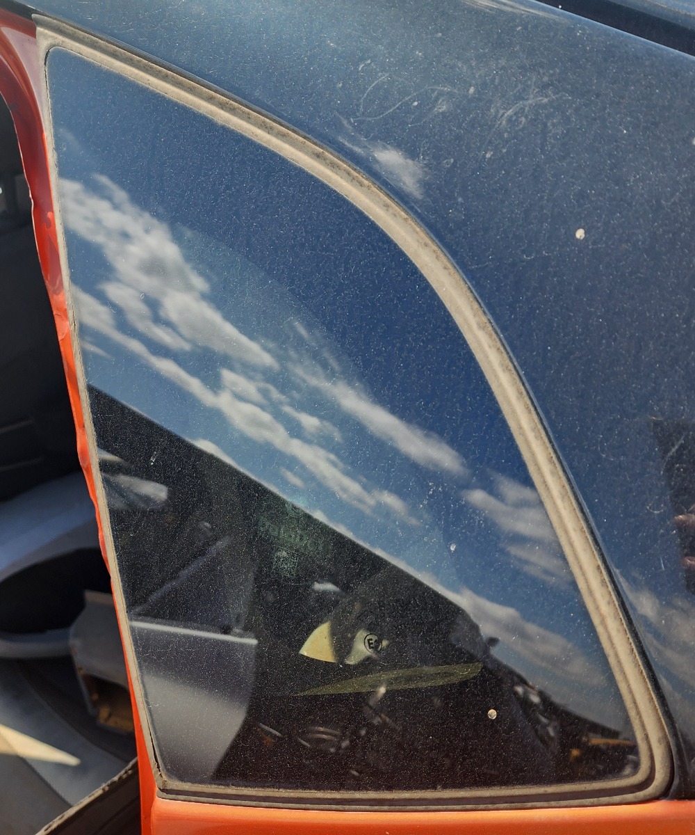 CAPTUR LEFT REAR BODY GLASS