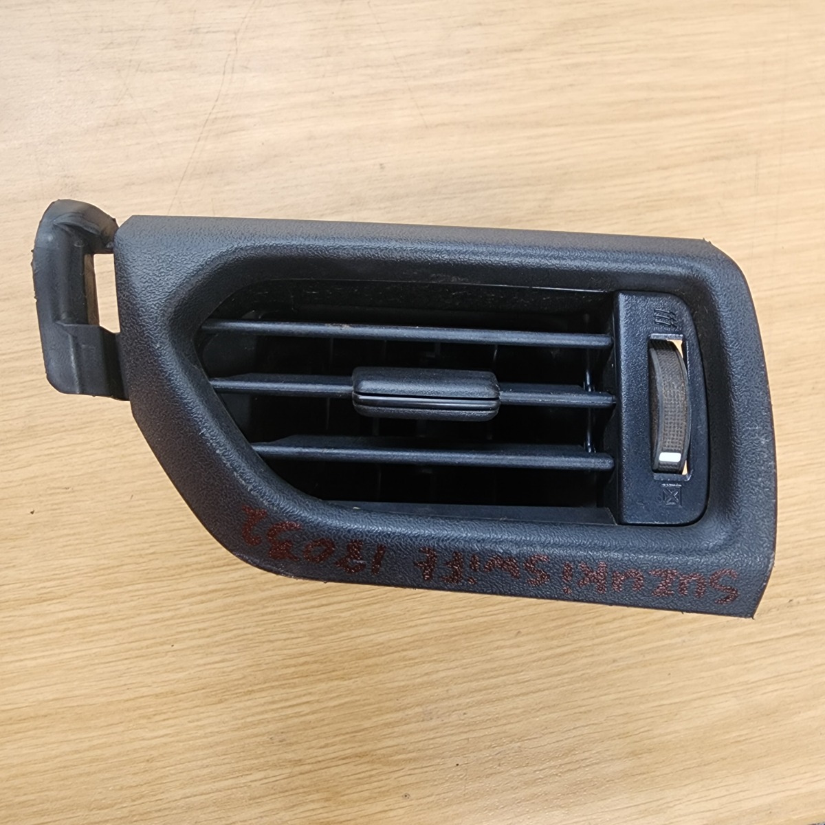 SWIFT RIGHT DASH VENT