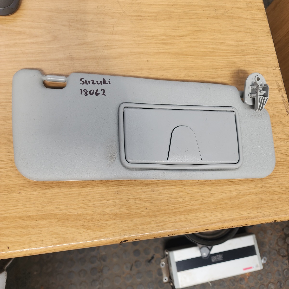 SWIFT RIGHT SUNVISOR