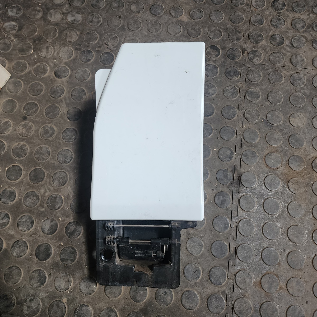 TRAFFIC FUEL FLAP