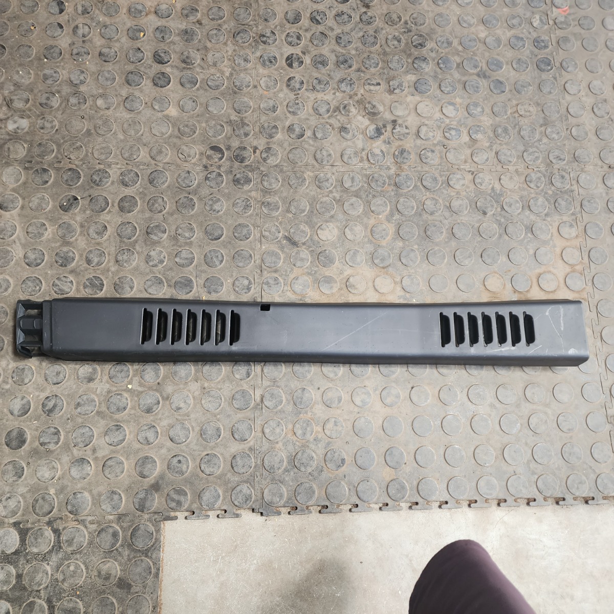 TRAFFIC 4 TAILGATE TRIM LOWER