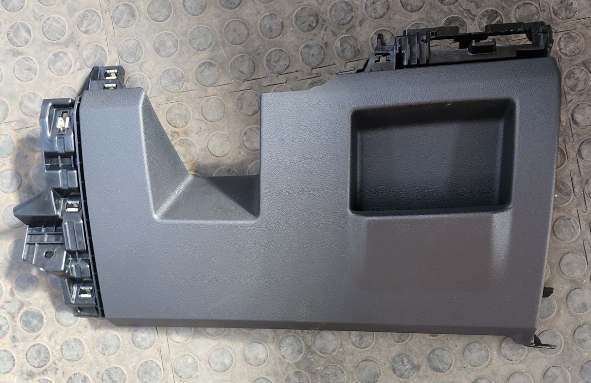 TRAFFIC 4 RIGHT LOWER DASH TRIM