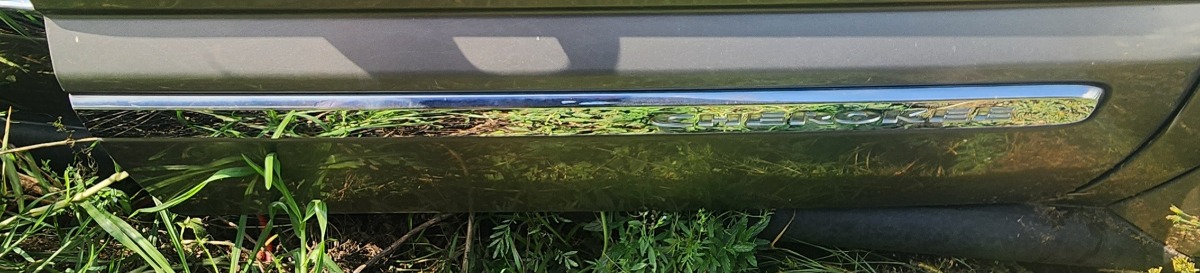 CHEROKEE RIGHT FRONT DOOR TRIM