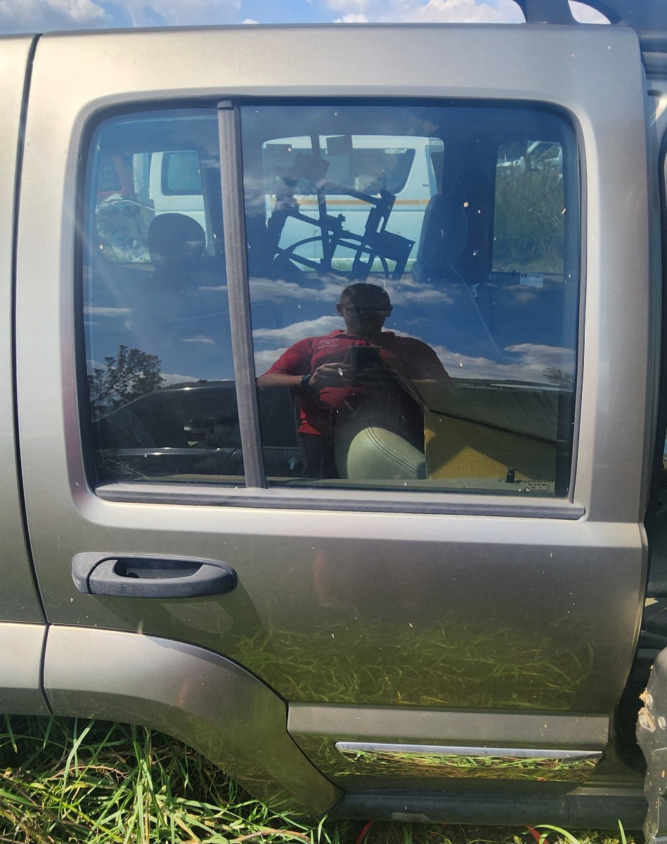 CHEROKEE RIGHT REAR DOOR (SHELL)