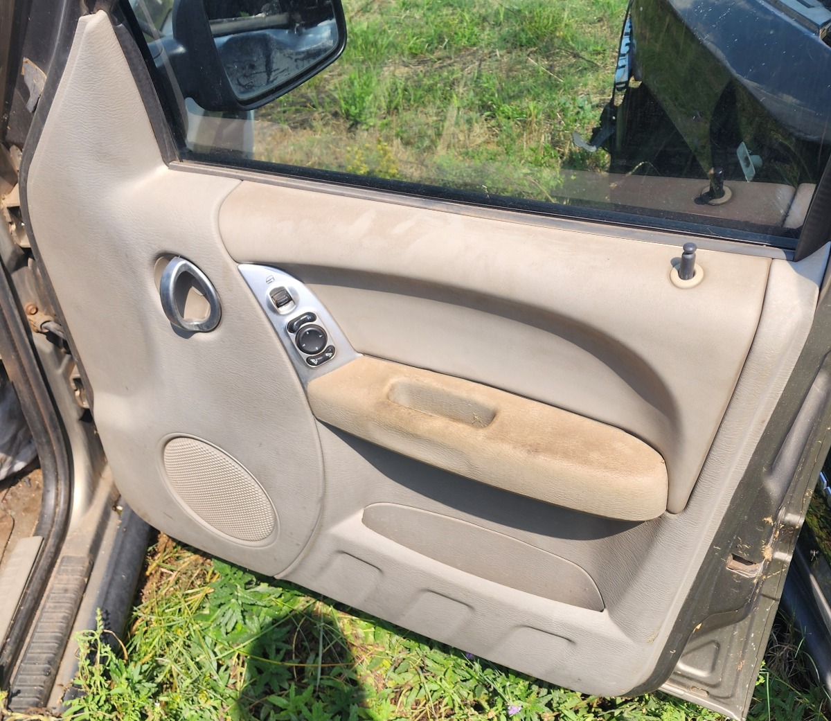 CHEROKEE RIGHT FRONT DOOR PANEL