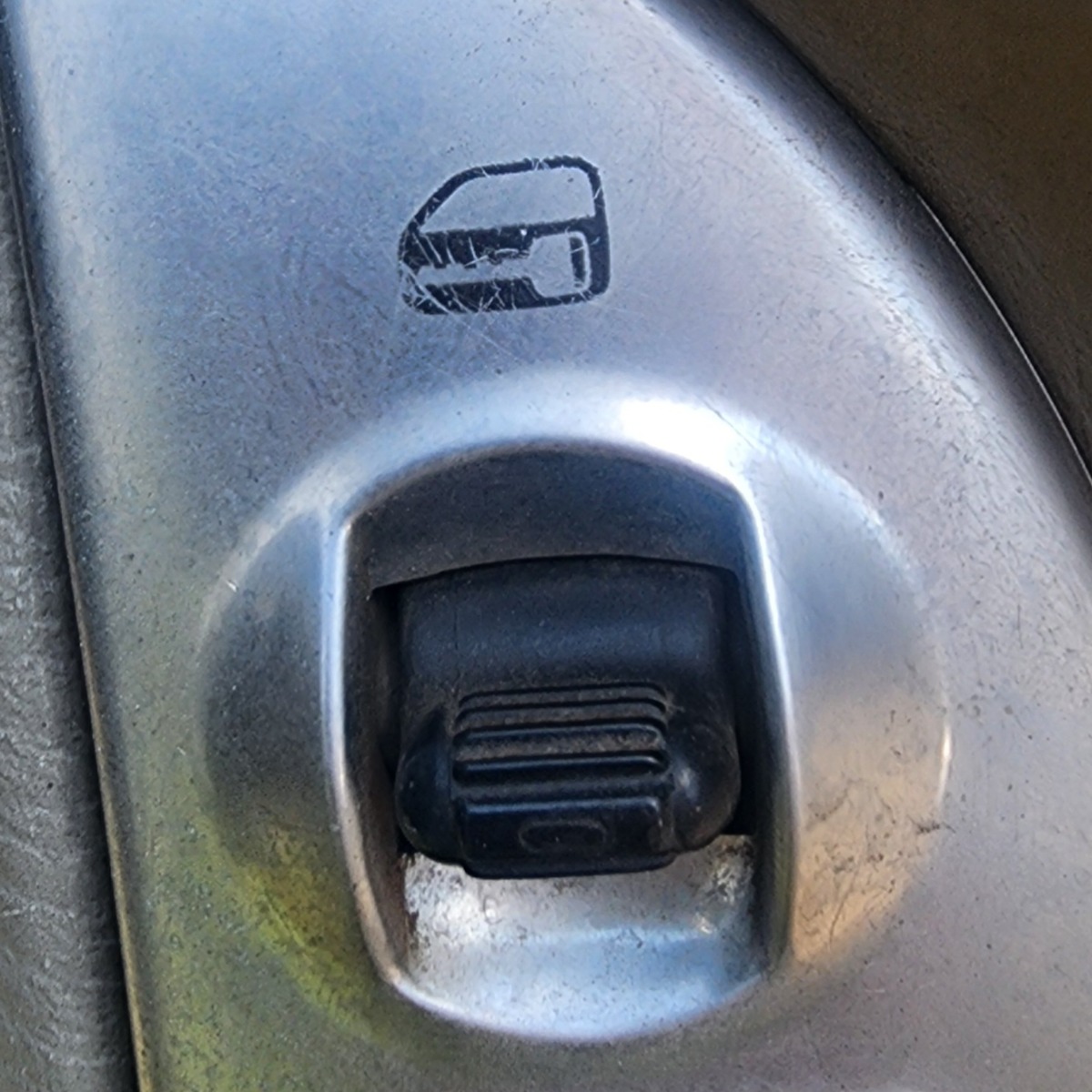 CHEROKEE RIGHT FRONT DOOR LOCK SWITCH