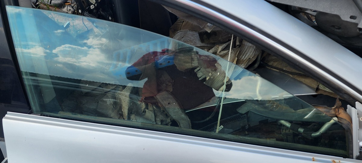 PASSAT CC RIGHT FRONT DOOR GLASS
