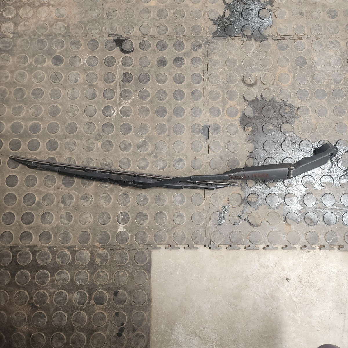 SWIFT RIGHT FRONT WIPER ARM