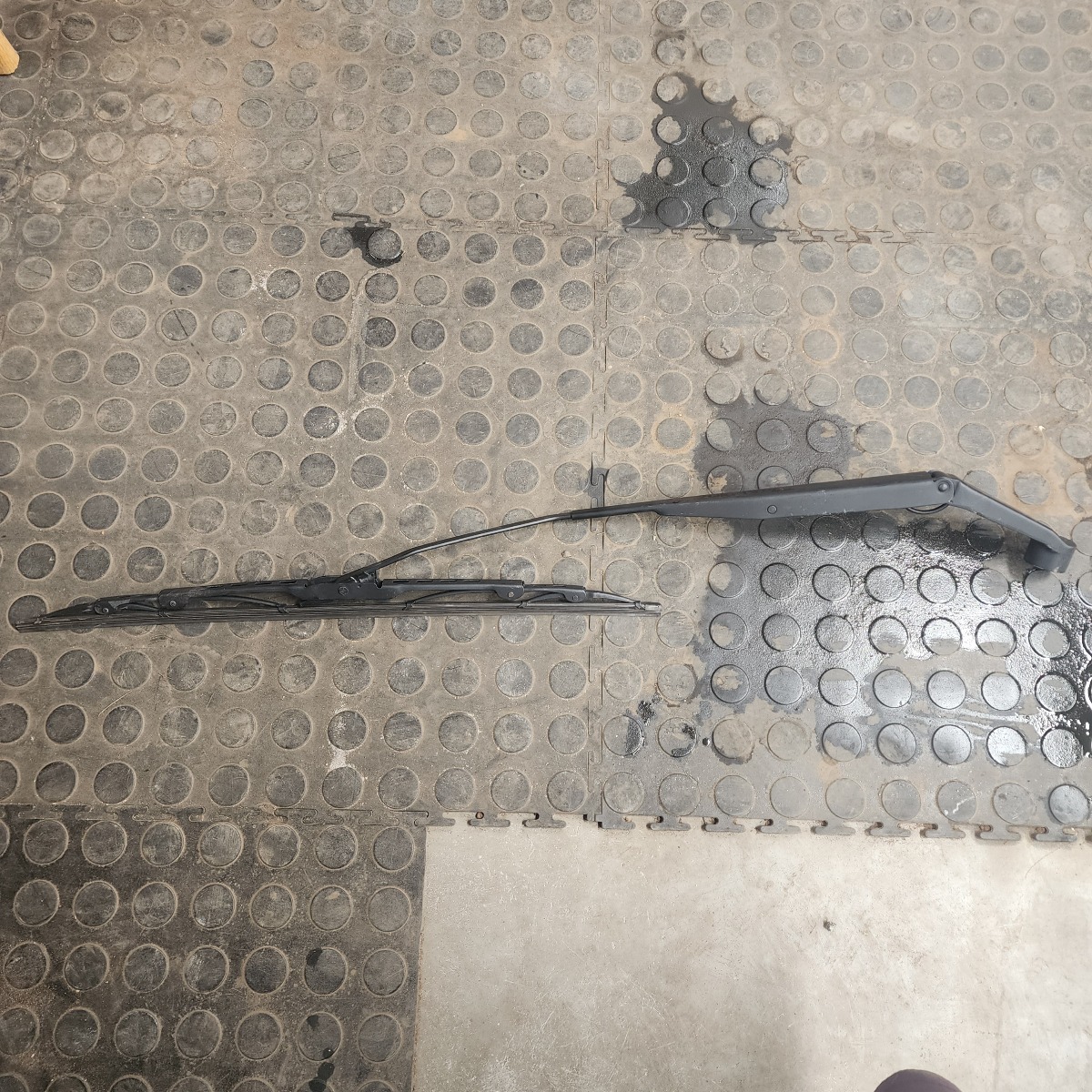 SWIFT LEFT FRONT WIPER ARM