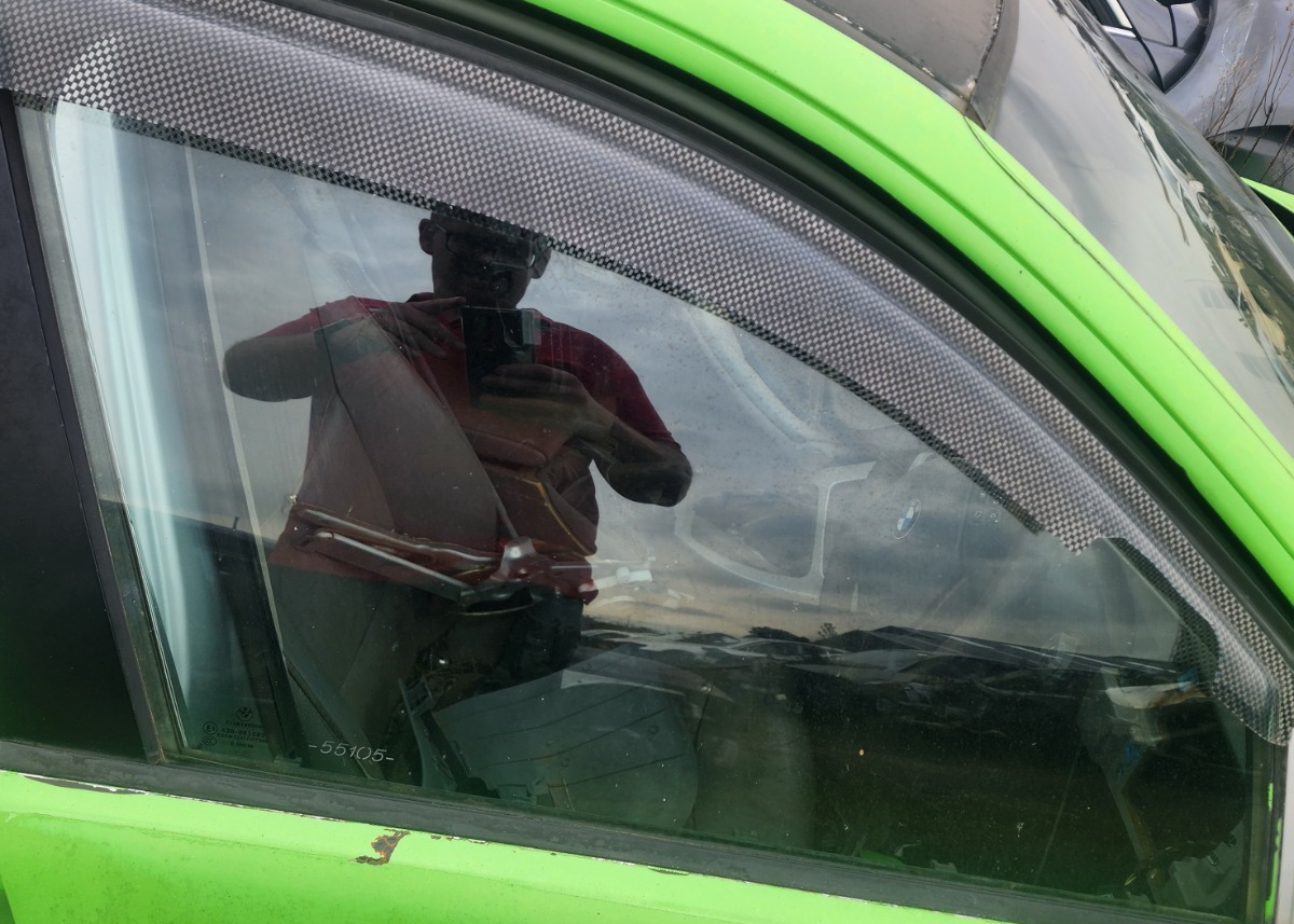 E90 RIGHT FRONT DOOR GLASS