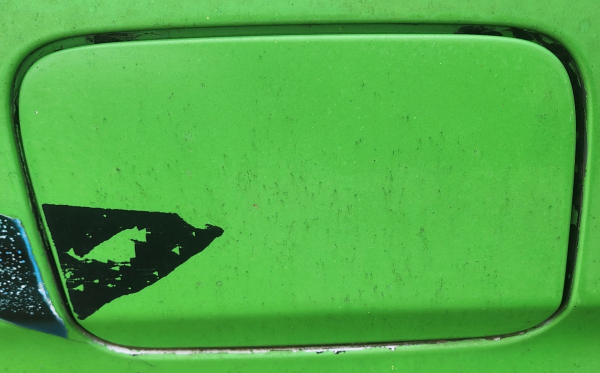 E90 FUEL FLAP