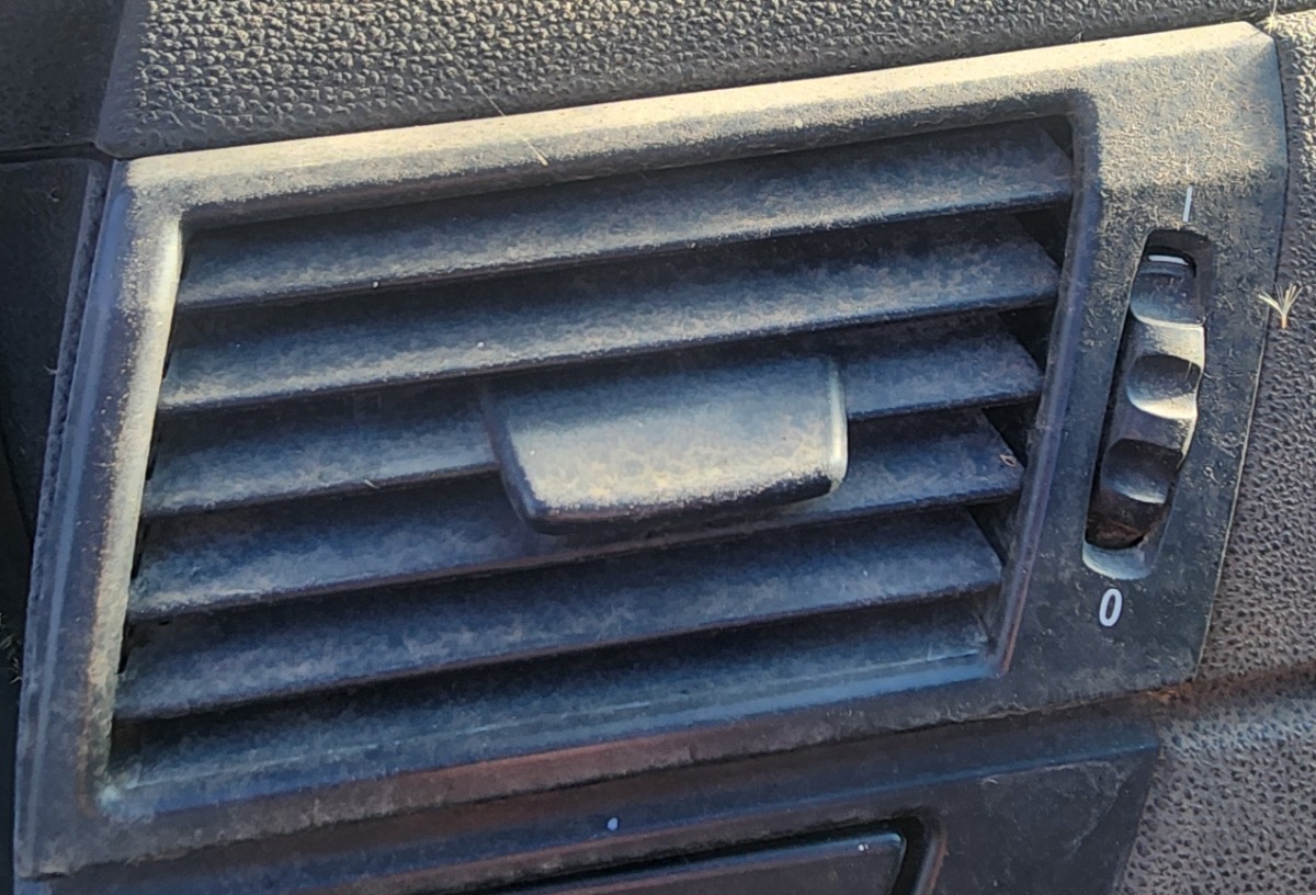 E83 LEFT DASH VENT