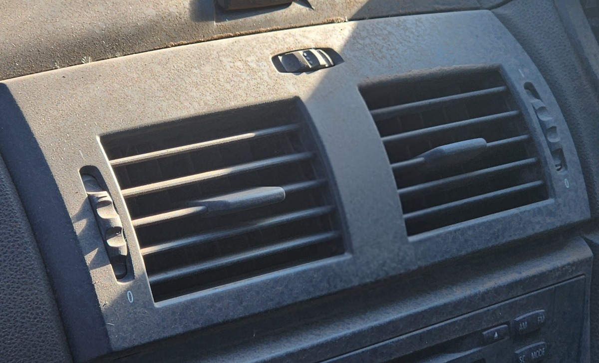 E83 CENTRE DASH VENT