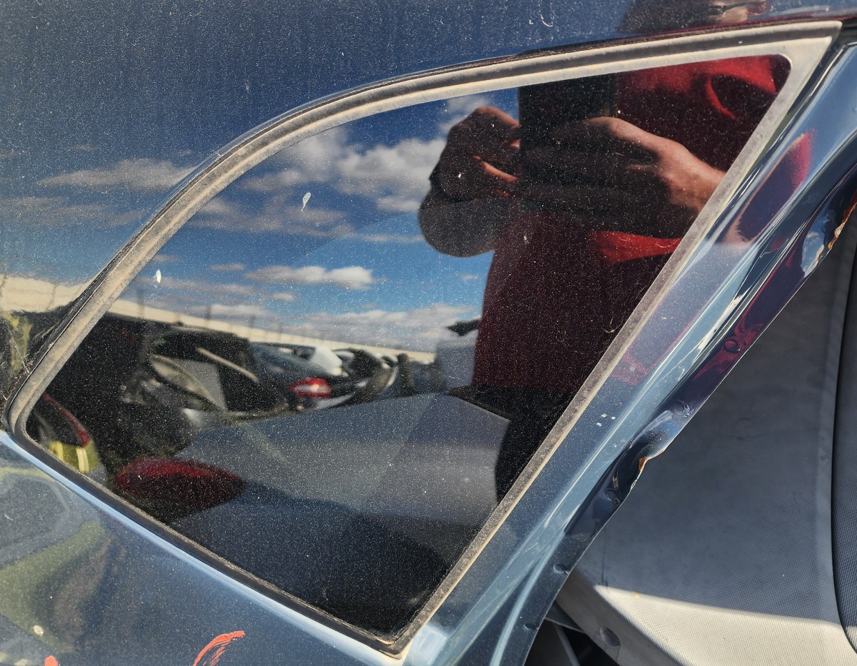 CAPTUR RIGHT REAR BODY GLASS