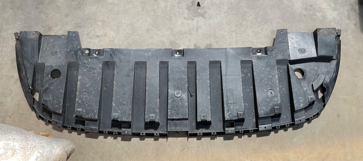 TRAFFIC 4 FRONT LOWER AIR GUIDE