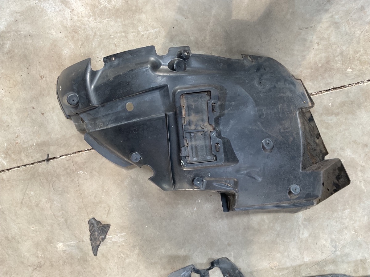TRAFFIC 4 LEFT FRONT FENDER LINER