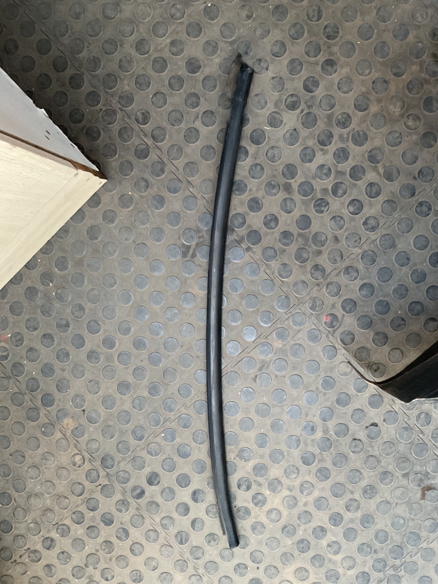 VIVO LEFT WINDOW WEATHER STRIP