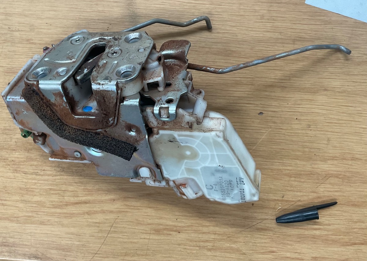 NP300 HI-RIDER RIGHT FRONT DOOR LOCK