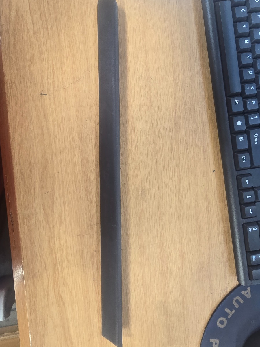 318 E46 LEFT QUATER PANEL MOULDING