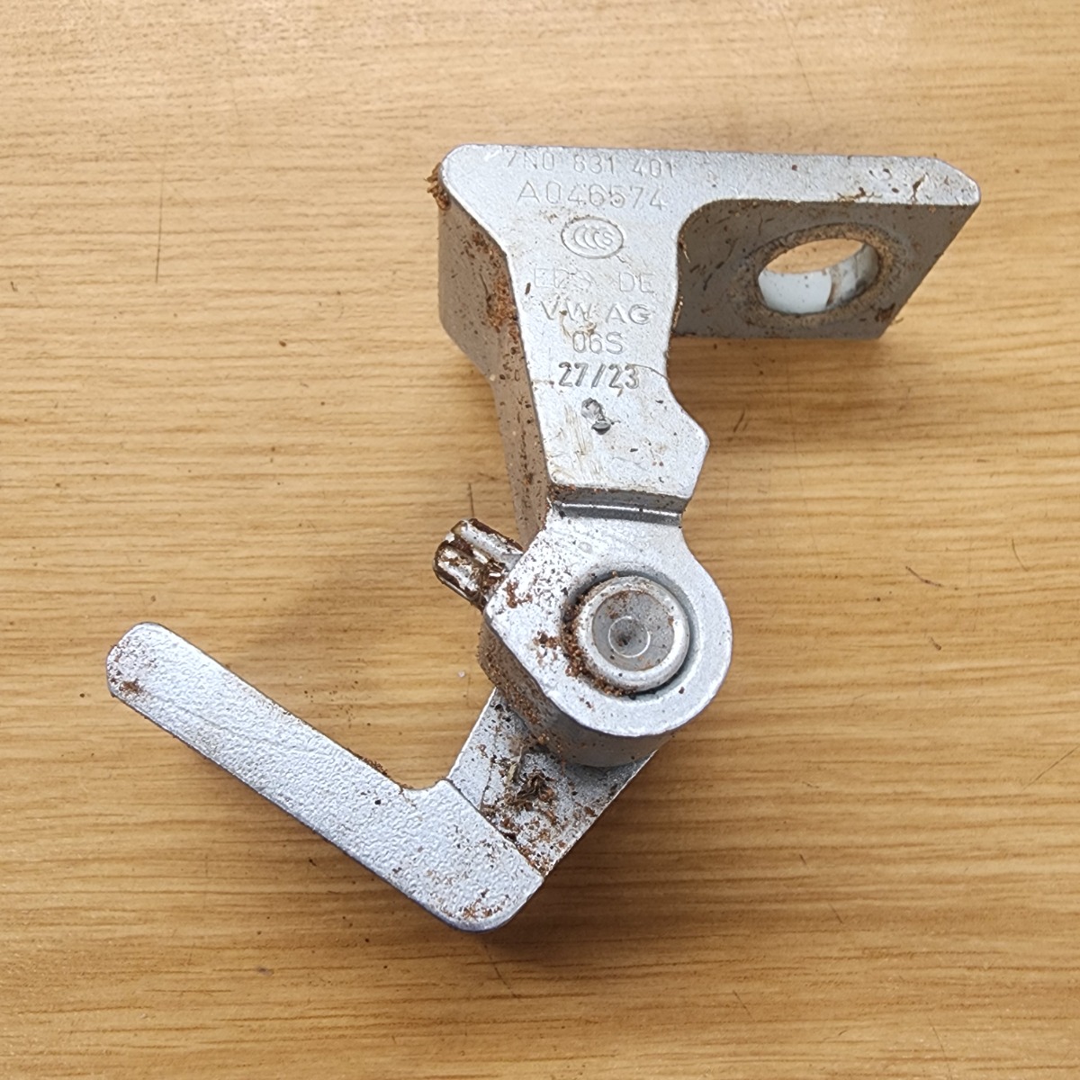 POLO MK6/7/VIVO2 LEFT FRONT LOWER HINGE