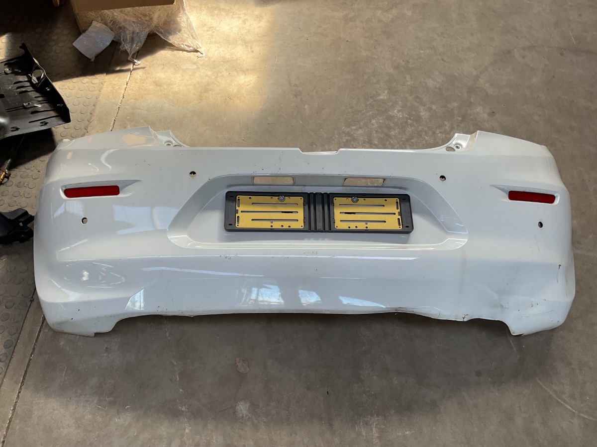 STARLET 1.5 REAR BUMPER & REFLECTORS (DAMAGED)