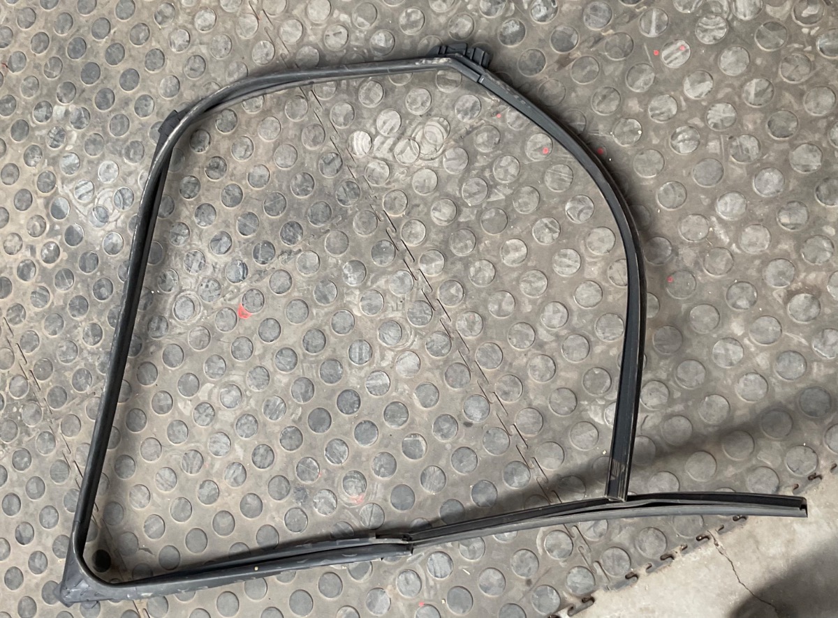 SWIFT FRONT LEFT WINDOW RUBBER CHANNEL