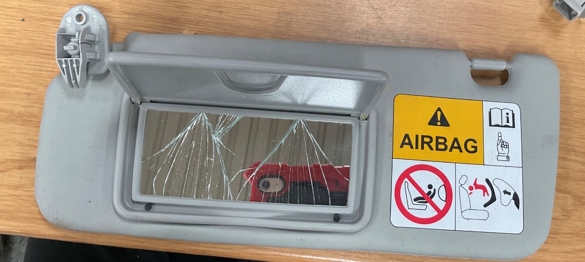 SWIFT RIGHT SUN VISOR (BROKEN MIRROR GLASS)