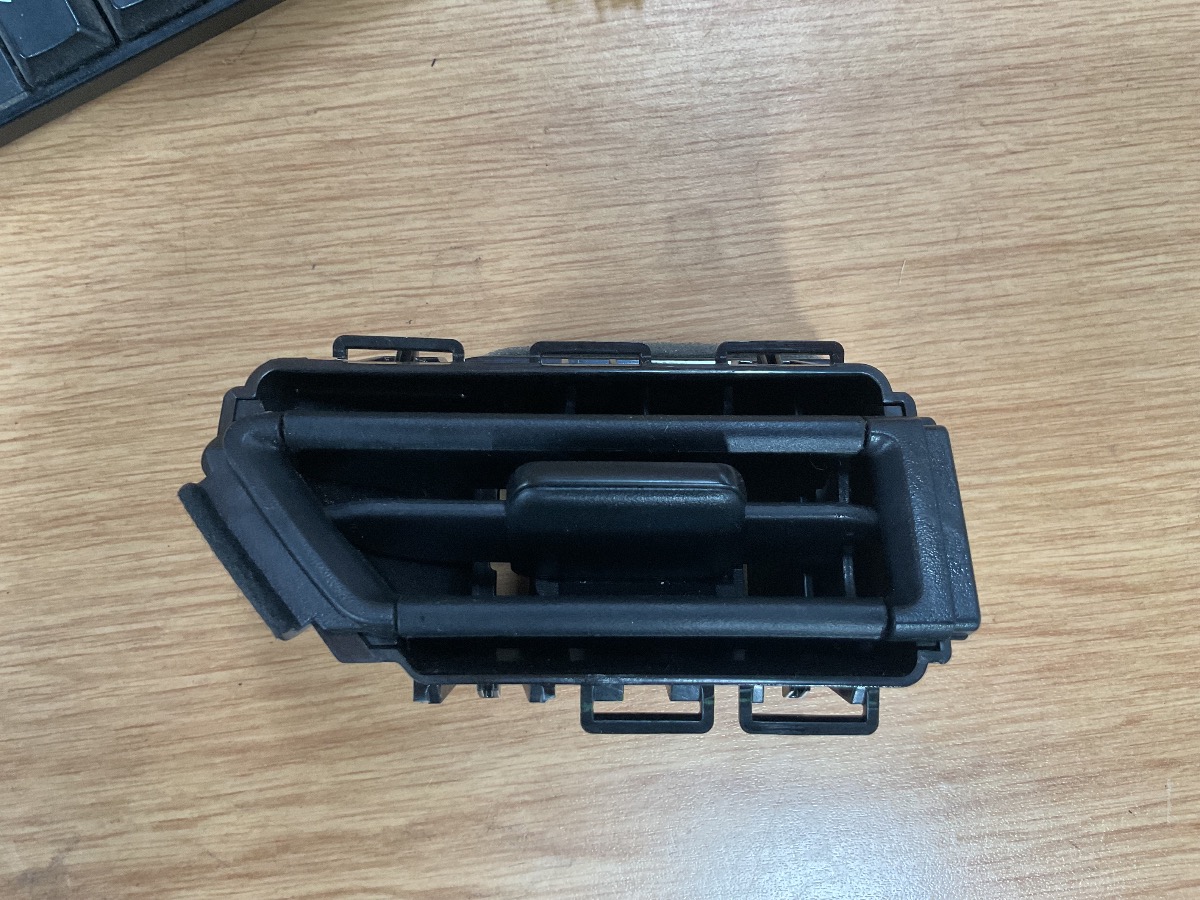 SWIFT LEFT CENTRE DASH VENT ONLY