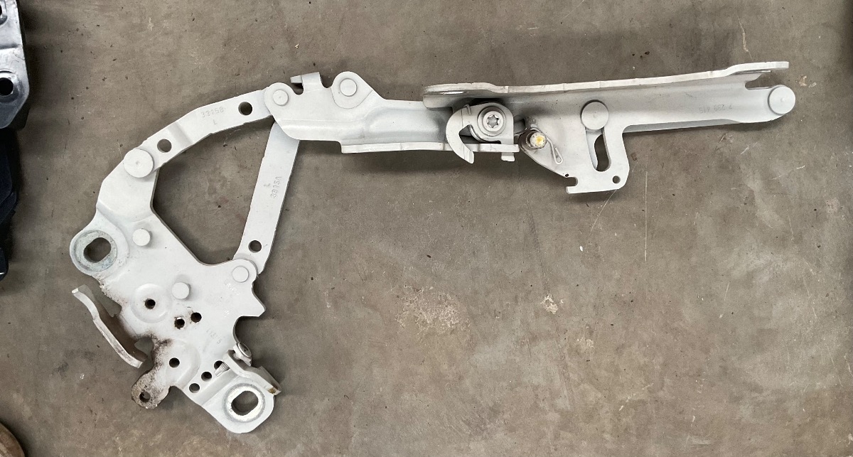 F22 LEFT BONNET LIFTER HINGE