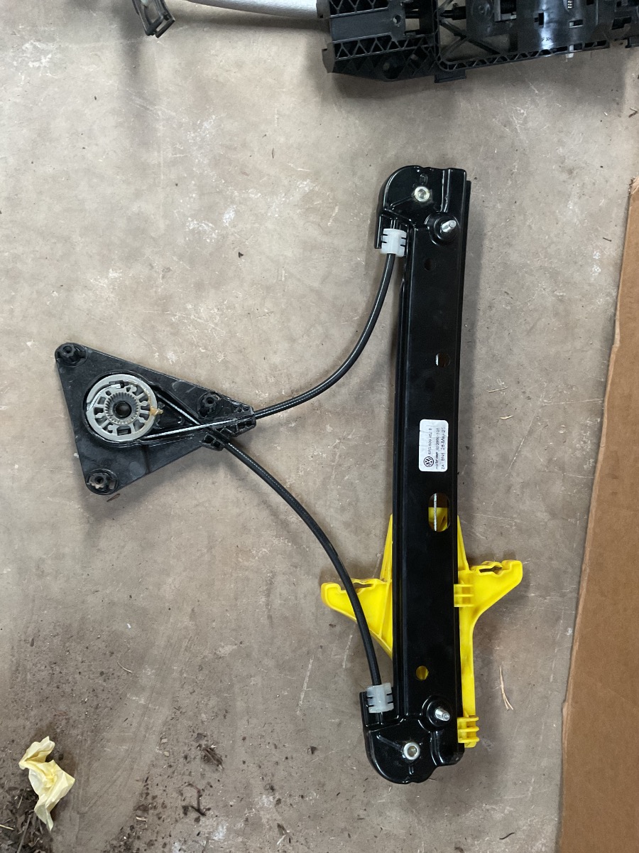 Q3 RIGHT SIDE WINDOW REGULATOR