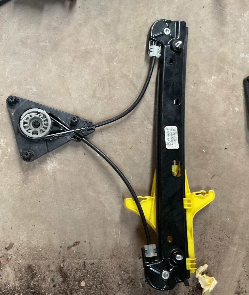 Q3 RIGHT SIDE WINDOW LIFTER