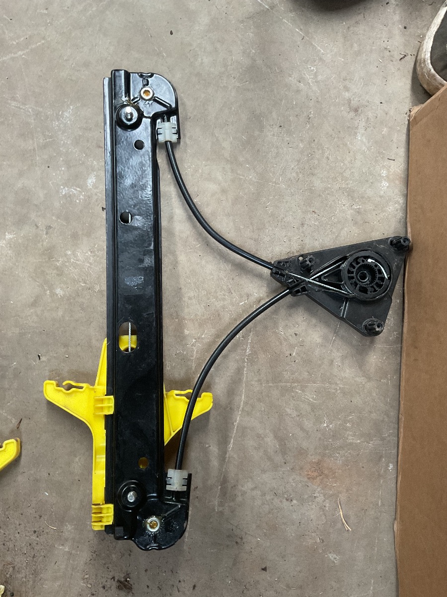Q3 LEFT SIDE WINDOW LIFTER
