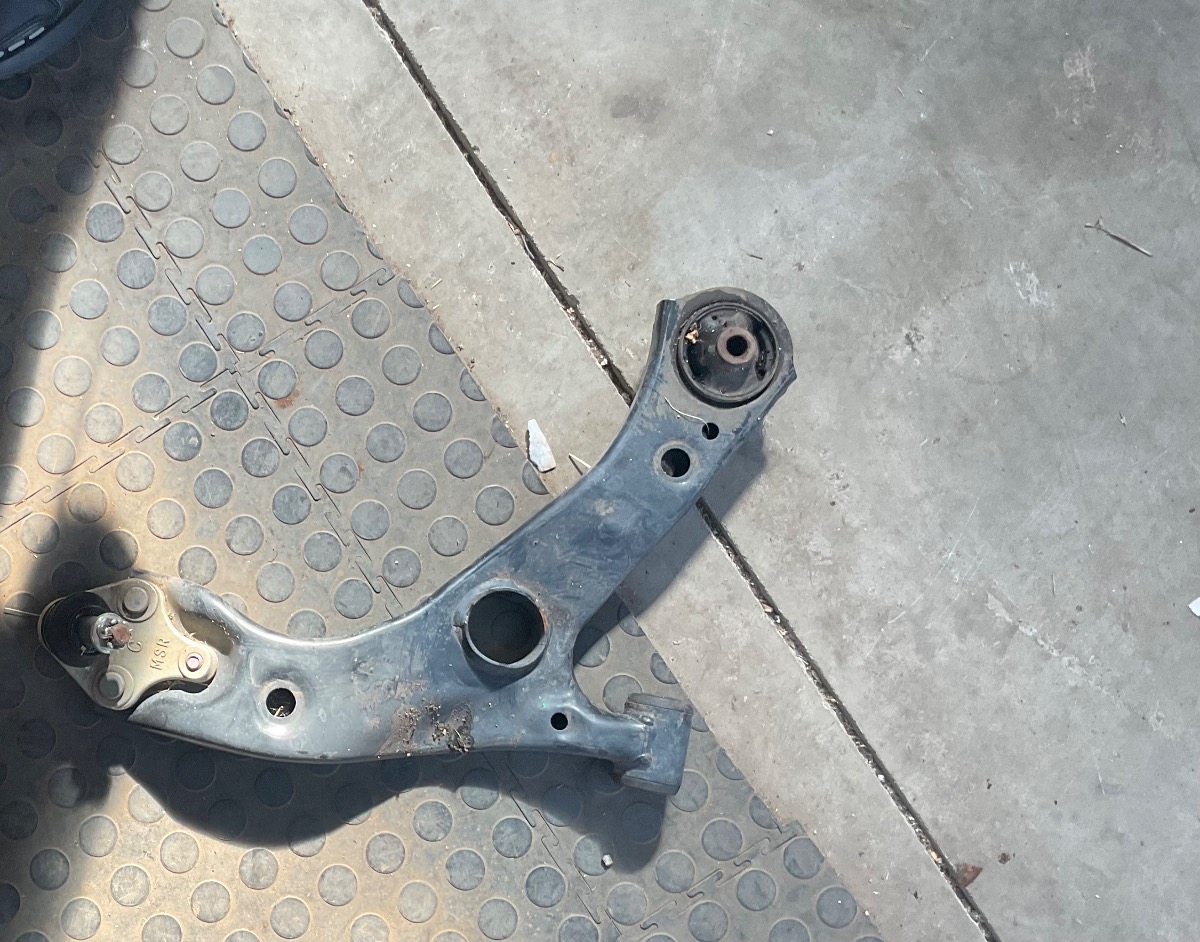 COROLLA CROSS RIGHT SIDE CONTROLE ARM