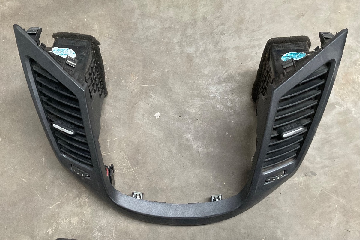 ORLANDO DASH CENTRE VENT SURROUNDING