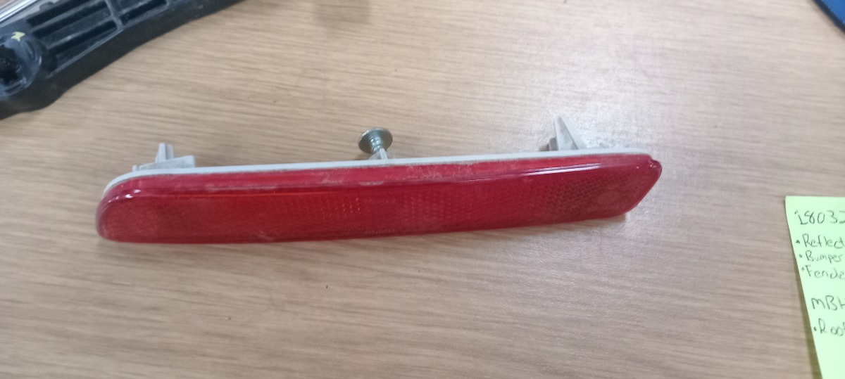 SWIFT REAR BUMPER REFLECTOR