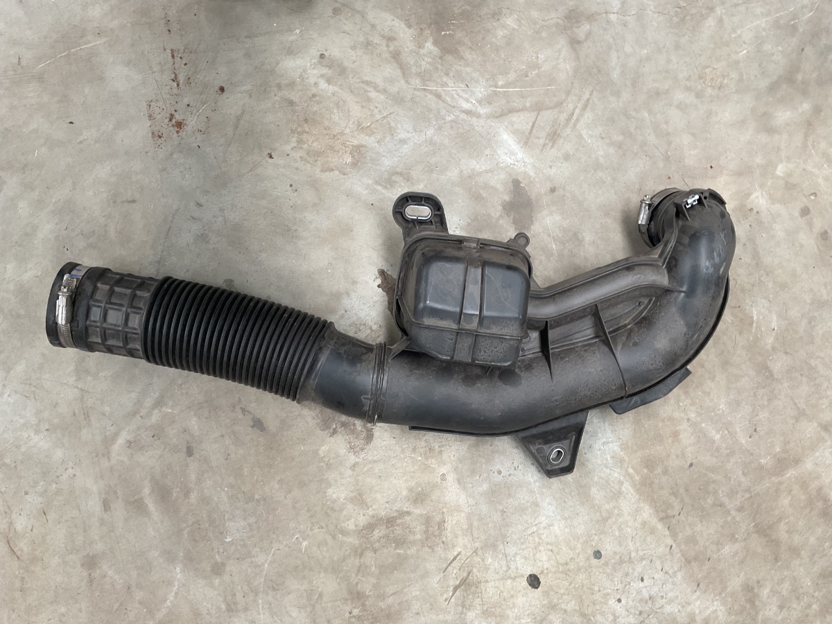 TRAFFIC 4 AIR INTAKE DUCT