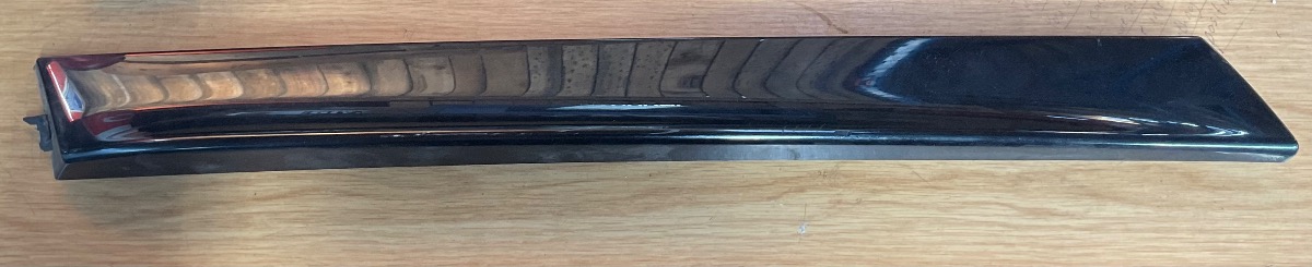Q3 RIGHT SIDE TAILGATE MOULDING