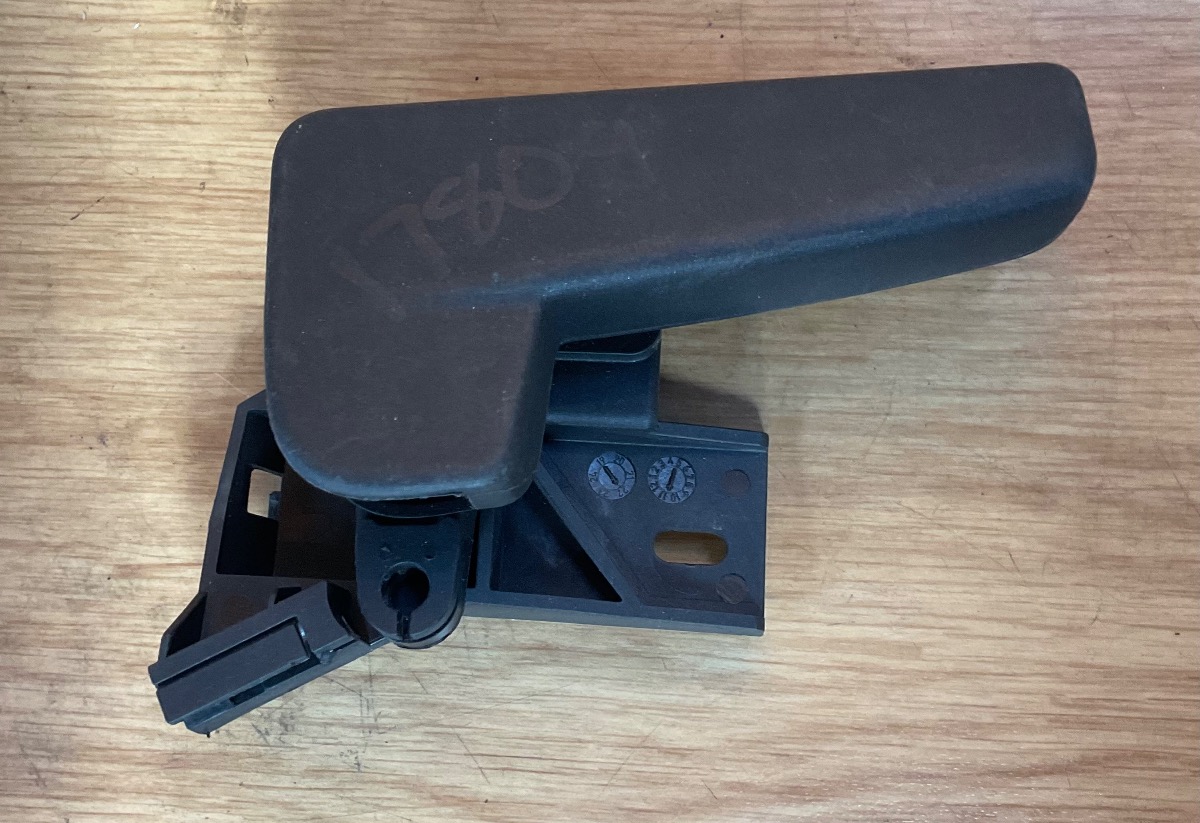 VIVO BONNET RELEASE HANDLE