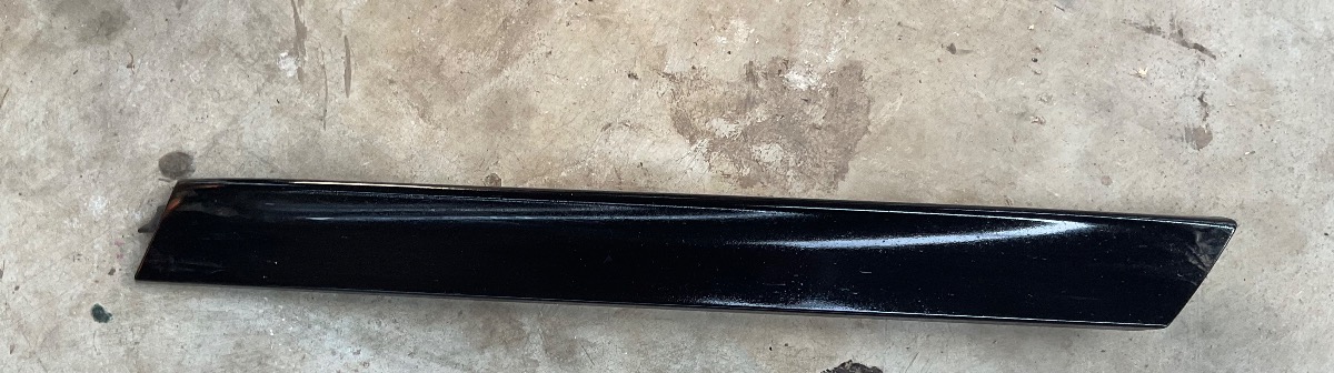 Q3 LEFT TAILGATE MOULDING