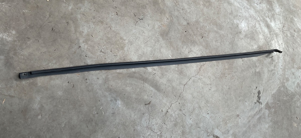 UTILITY 1.8 LEFT DOOR FRAME SEAL