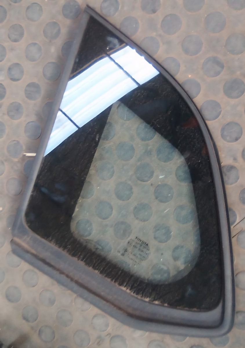 COROLLA CROSS LEFT REAR QUARTER GLASS