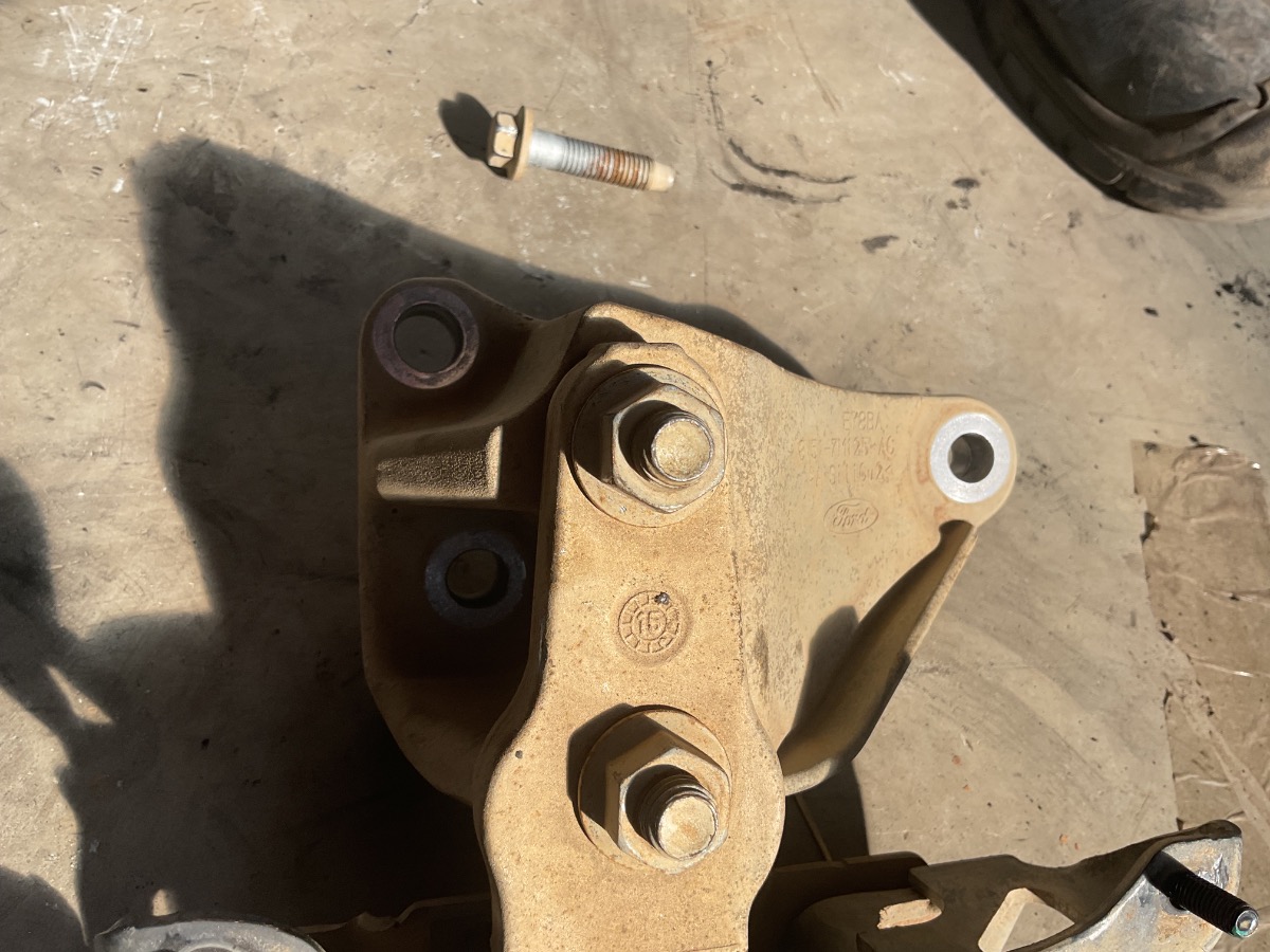 FIESTA 1.4 ENGINE SUPPORT BRACKET