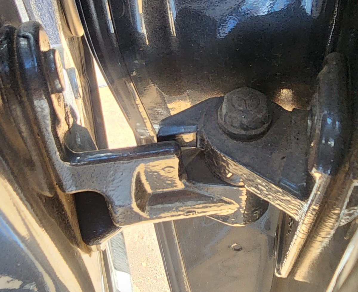 W166 GL63 RIGHT REAR LOWER DOOR HINGE