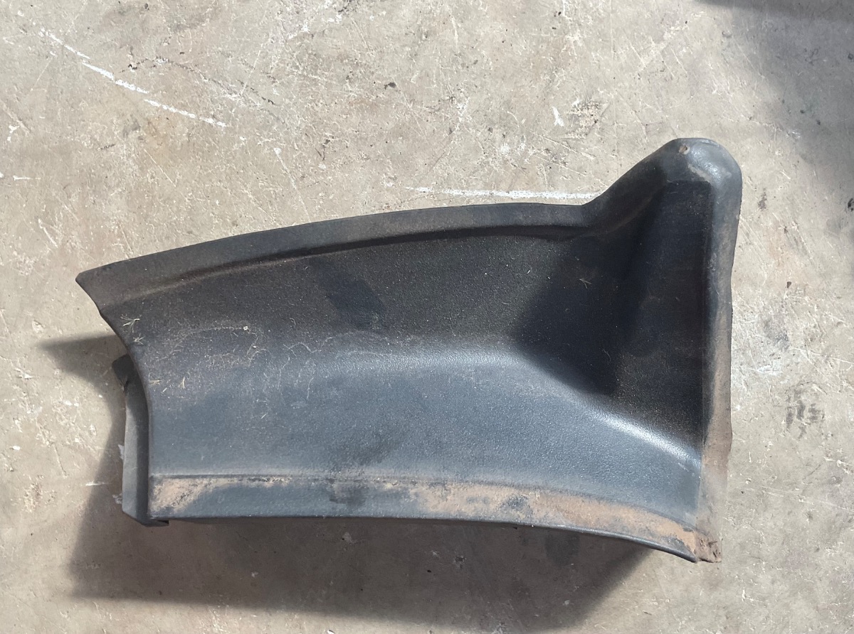 W253 LEFT REAR PILLER TRIM