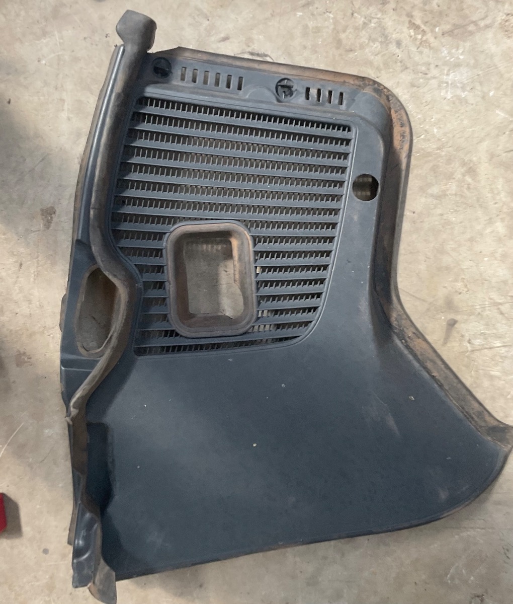 W253 FRONT LEFT WIPER COWL WATER DEFLECTOR