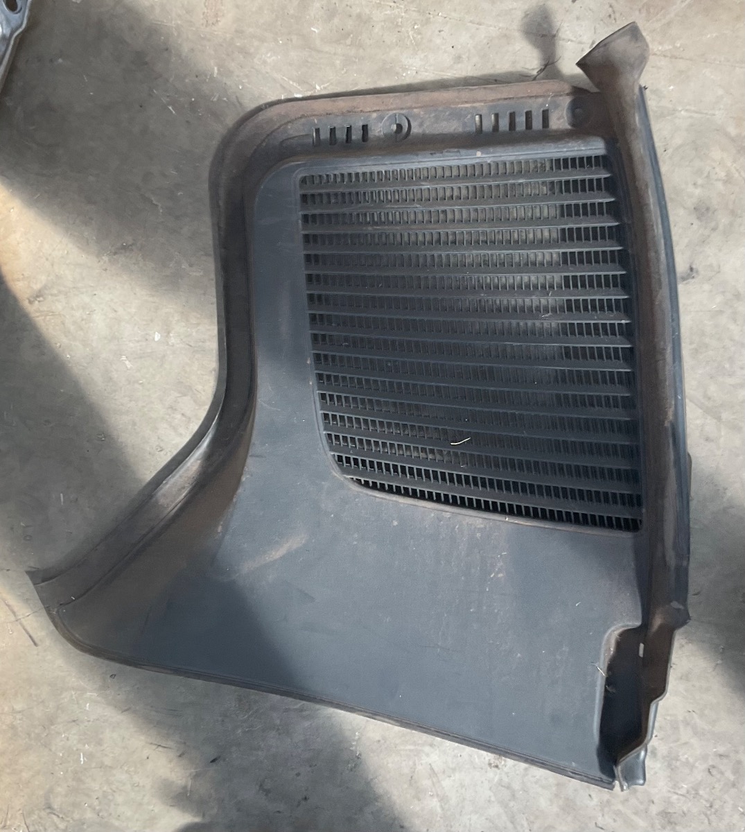 W253 FRONT RIGHT WIPER WATER DEFLECTOR