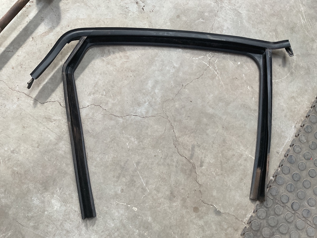 KIGER RIGHT REAR WEATHER STRIP